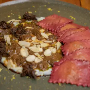 Raviole de Beterraba, Cabra, Funghi, Amêndoas e Pesto de Manjericão