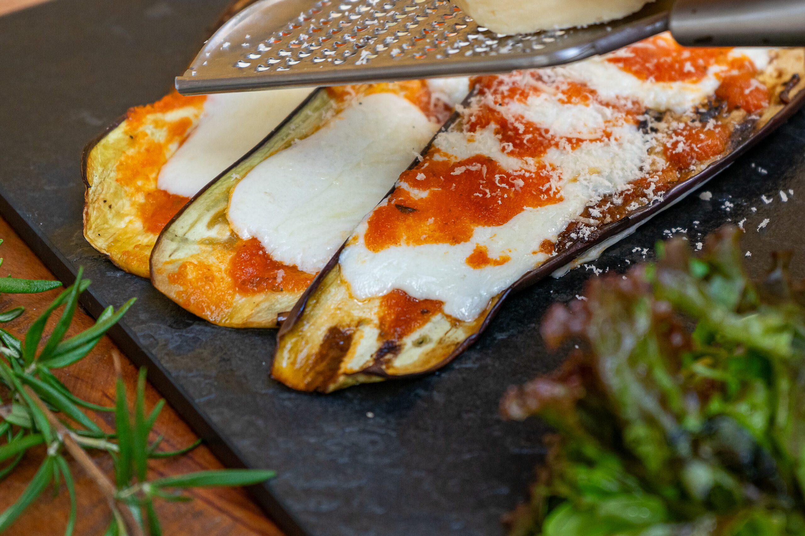 BERINGELA AO FORNO COM MUSSARELA DE BÚFALA - Imagem 2