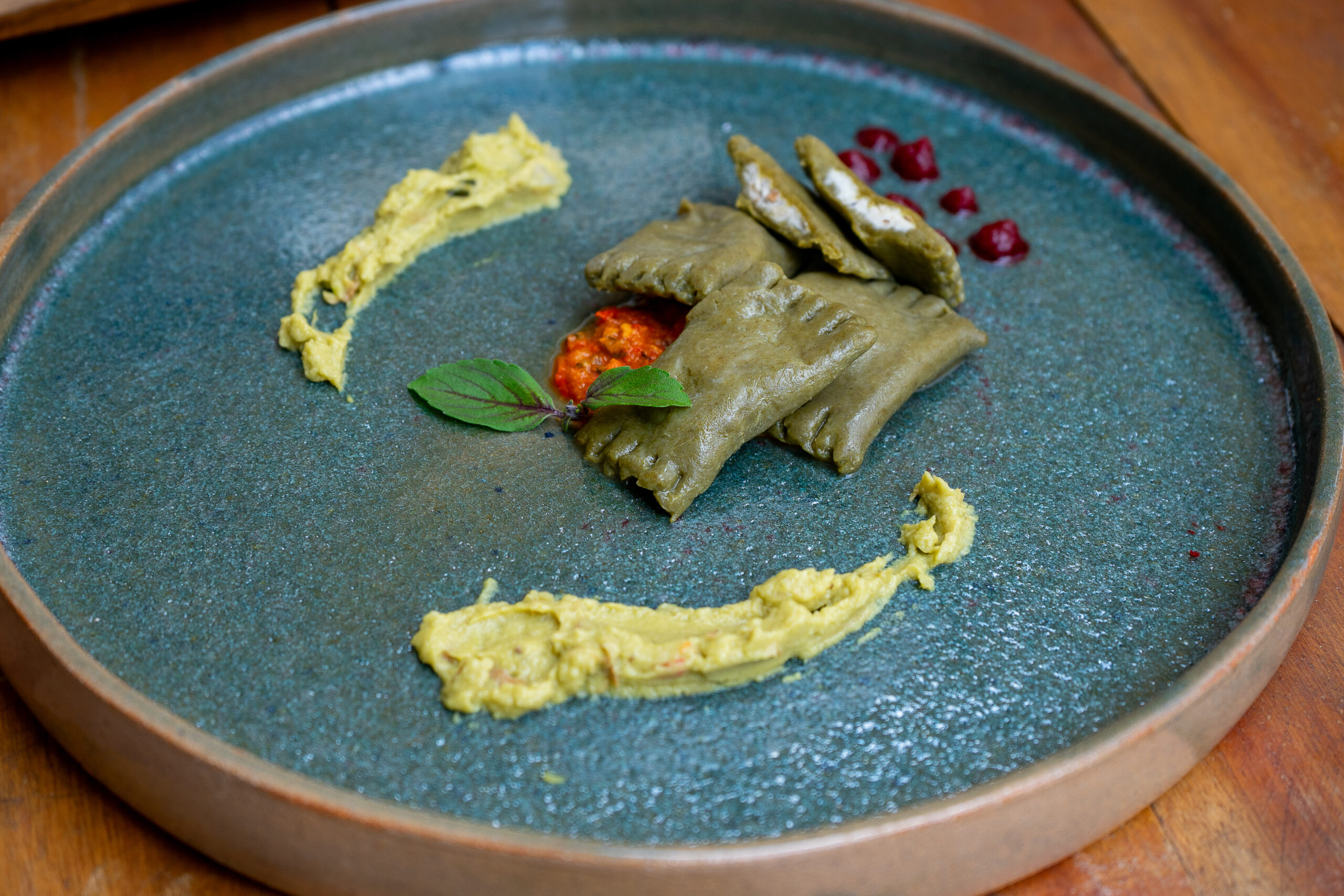 Ancho de Angus e Agnollotti verde queijo cabra e pesto de nozes - Imagem 3